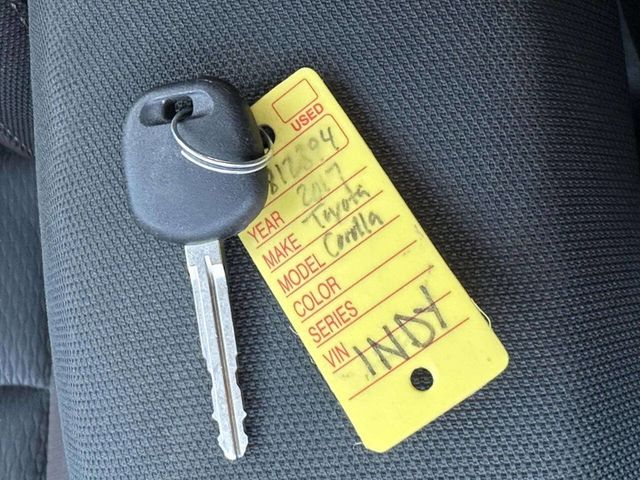 2017 Toyota Corolla LE 4dr Sedan - 22993961 - 32