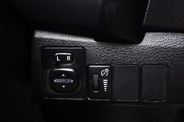 2017 Toyota Corolla SE - 23095857 - 32