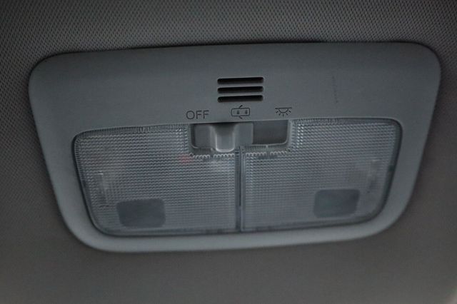 2017 Toyota Corolla SE - 23095857 - 34
