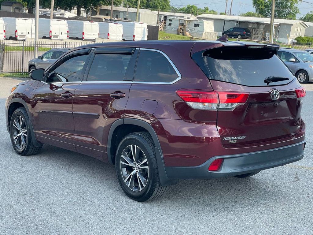 2017 Toyota Highlander LE Plus photo 4