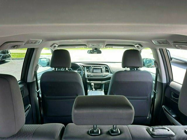 2017 Toyota Highlander LE I4 FWD - 23049696 - 36