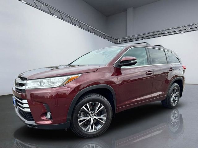 2017 Toyota Highlander LE Plus V6 AWD - 23028409 - 26