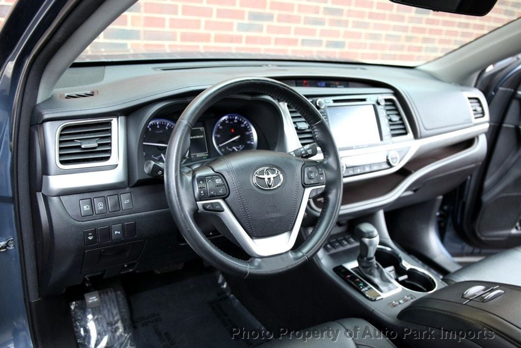2017 Toyota Highlander Limited photo 19