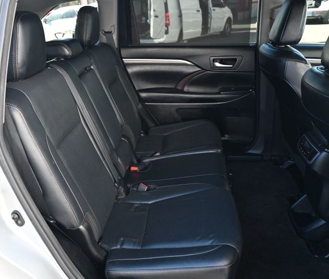 2017 Toyota Highlander Limited V6 FWD - 22971860 - 16