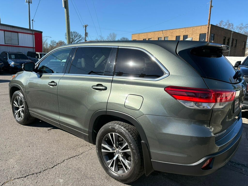 2017 Toyota Highlander LE photo 2