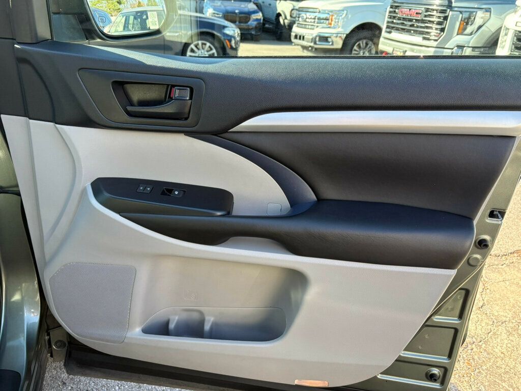 2017 Toyota Highlander LocalTrade/LE/V6/AWD/DynamicRadarCruiseControl/BackupCamera - 22951303 - 29