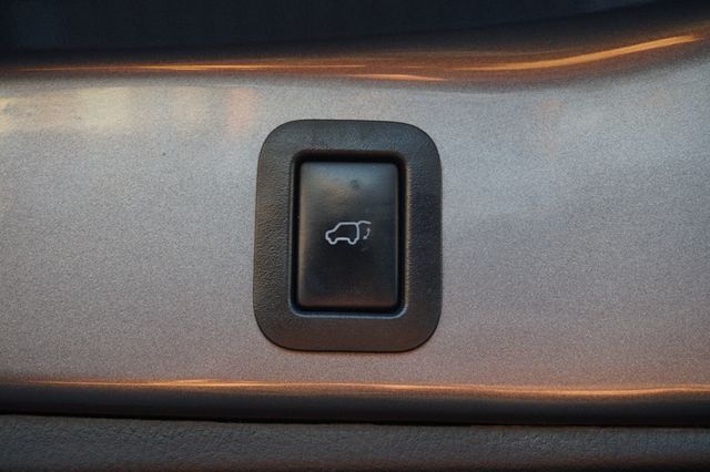 2017 Toyota Highlander SE, THIRD ROW SEATING, LEATHER SEATS, MOON ROOF - 22960405 - 9