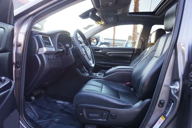 2017 Toyota Highlander SE, THIRD ROW SEATING, LEATHER SEATS, MOON ROOF - 22960405 - 16