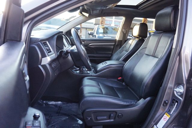 2017 Toyota Highlander SE, THIRD ROW SEATING, LEATHER SEATS, MOON ROOF - 22960405 - 17