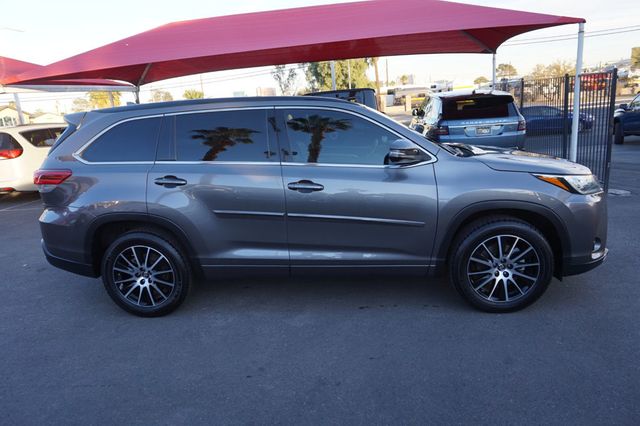 2017 Toyota Highlander SE, THIRD ROW SEATING, LEATHER SEATS, MOON ROOF - 22960405 - 4