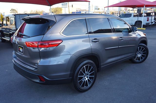 2017 Toyota Highlander SE, THIRD ROW SEATING, LEATHER SEATS, MOON ROOF - 22960405 - 5