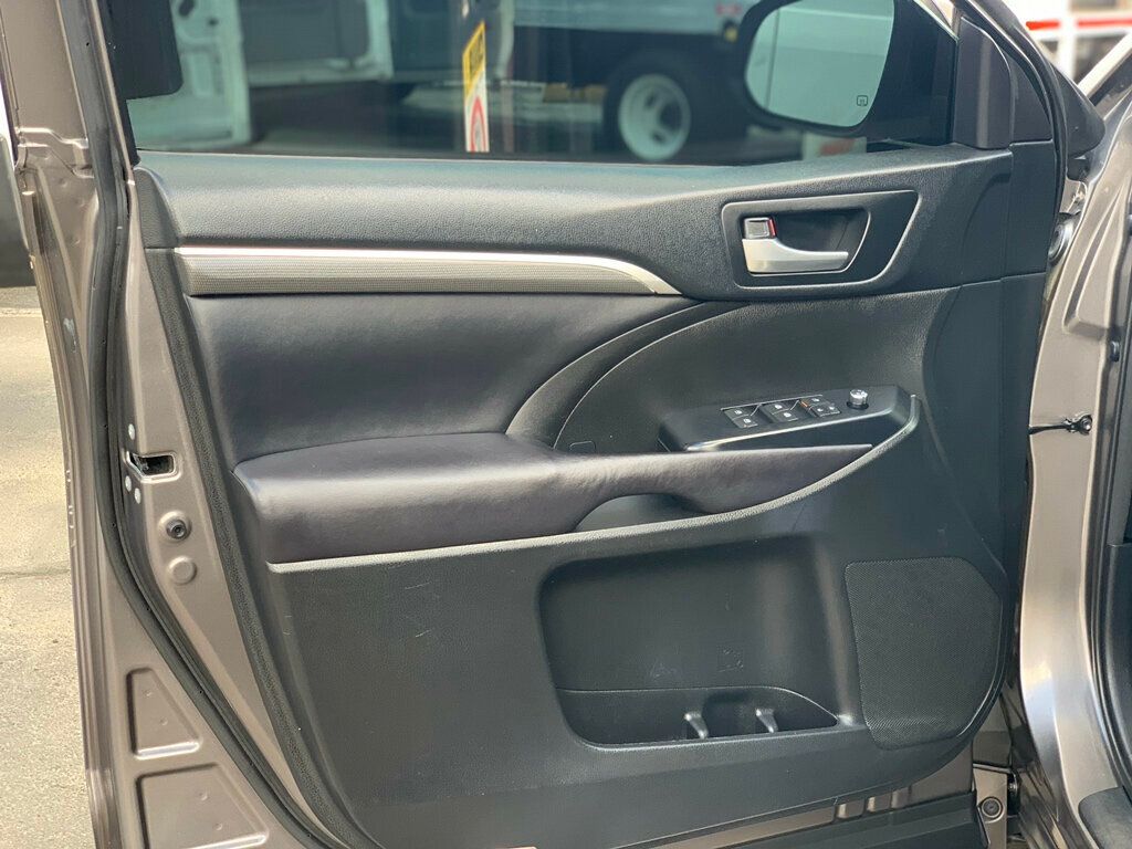 2017 Toyota Highlander SE photo 14