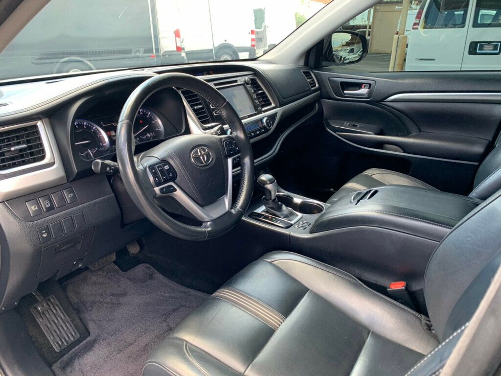 2017 Toyota Highlander SE photo 16