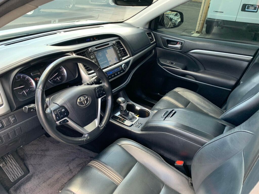 2017 Toyota Highlander SE photo 18