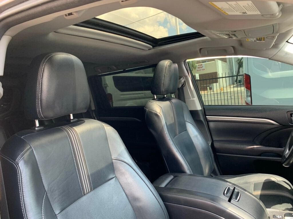 2017 Toyota Highlander SE photo 21
