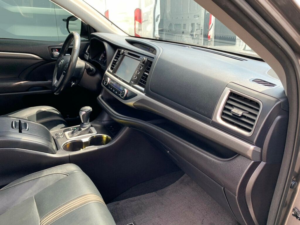 2017 Toyota Highlander SE photo 22
