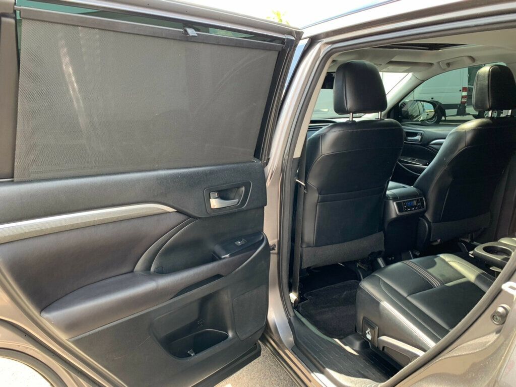 2017 Toyota Highlander SE photo 24