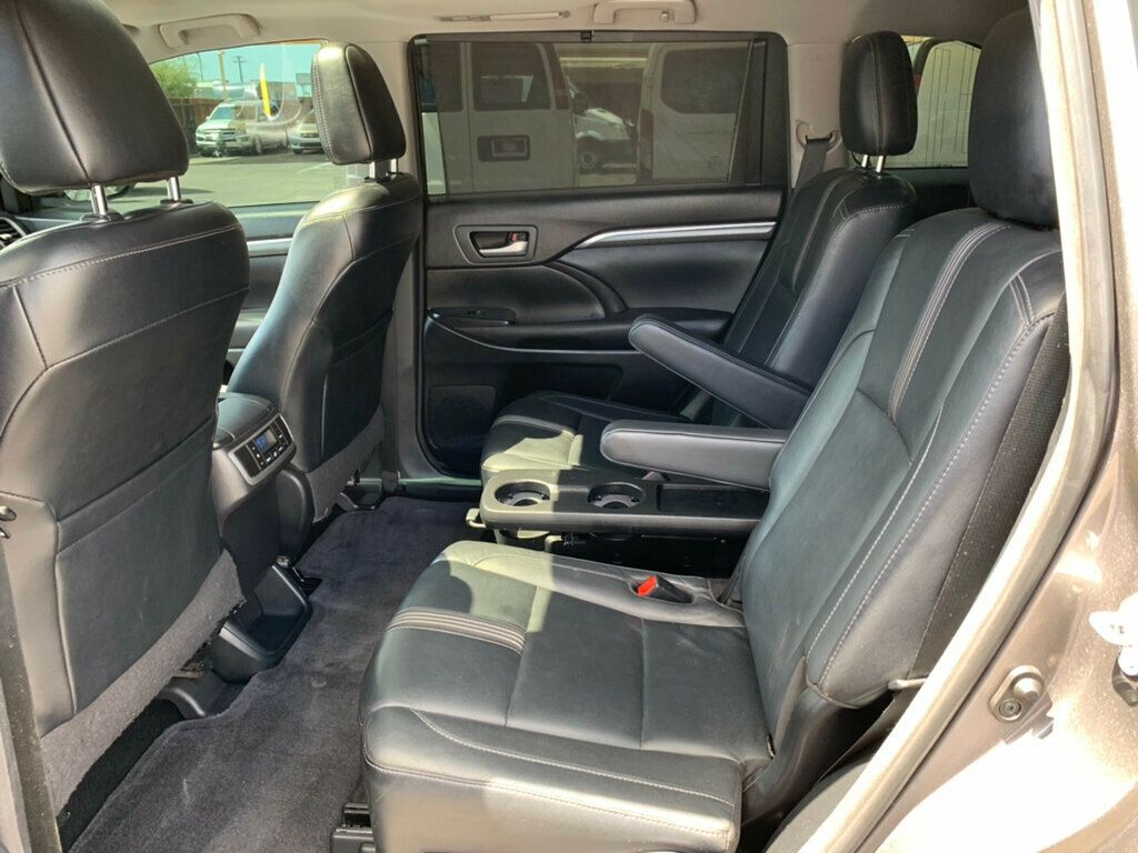 2017 Toyota Highlander SE photo 25