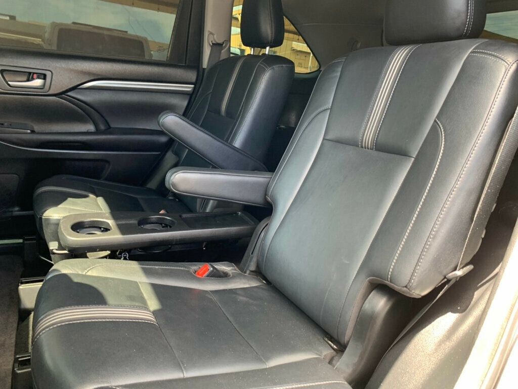 2017 Toyota Highlander SE photo 26