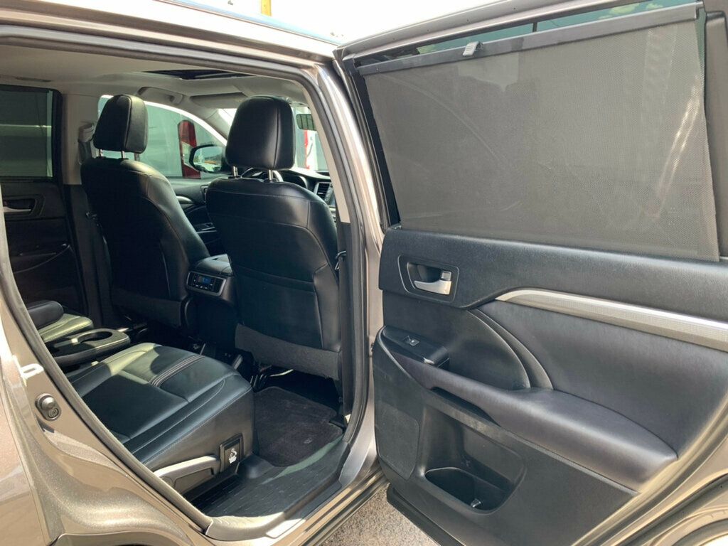 2017 Toyota Highlander SE photo 35