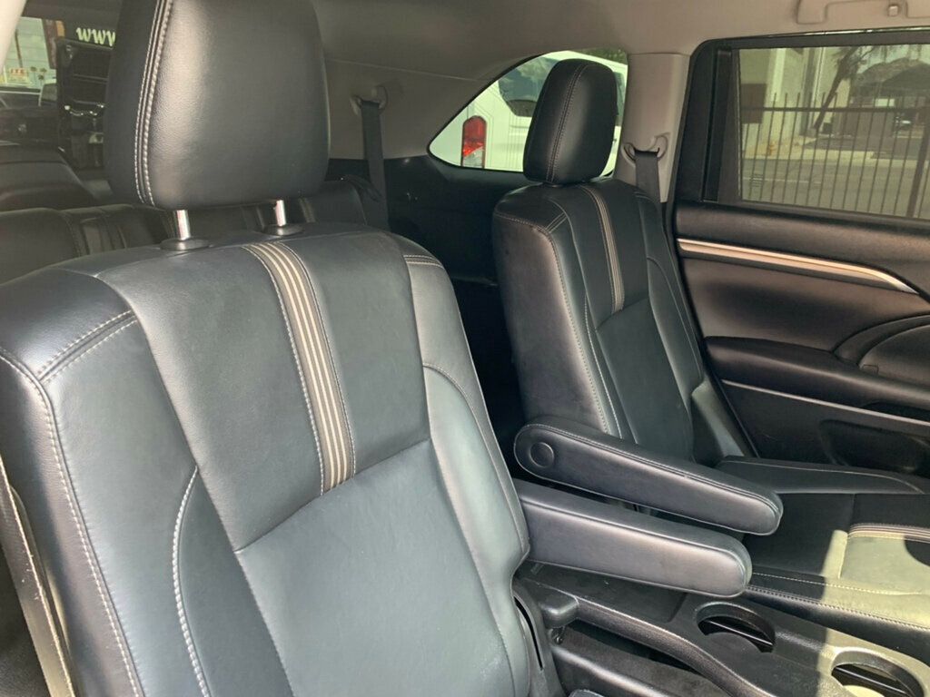 2017 Toyota Highlander SE photo 37
