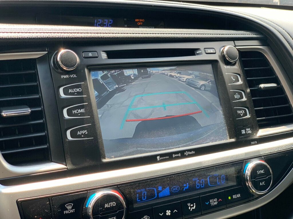 2017 Toyota Highlander SE photo 3