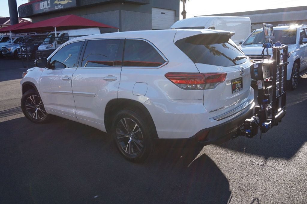 2017 Toyota Highlander LE Plus photo 2