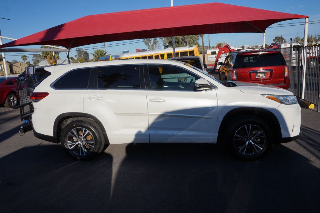 2017 Toyota Highlander LE Plus photo 3