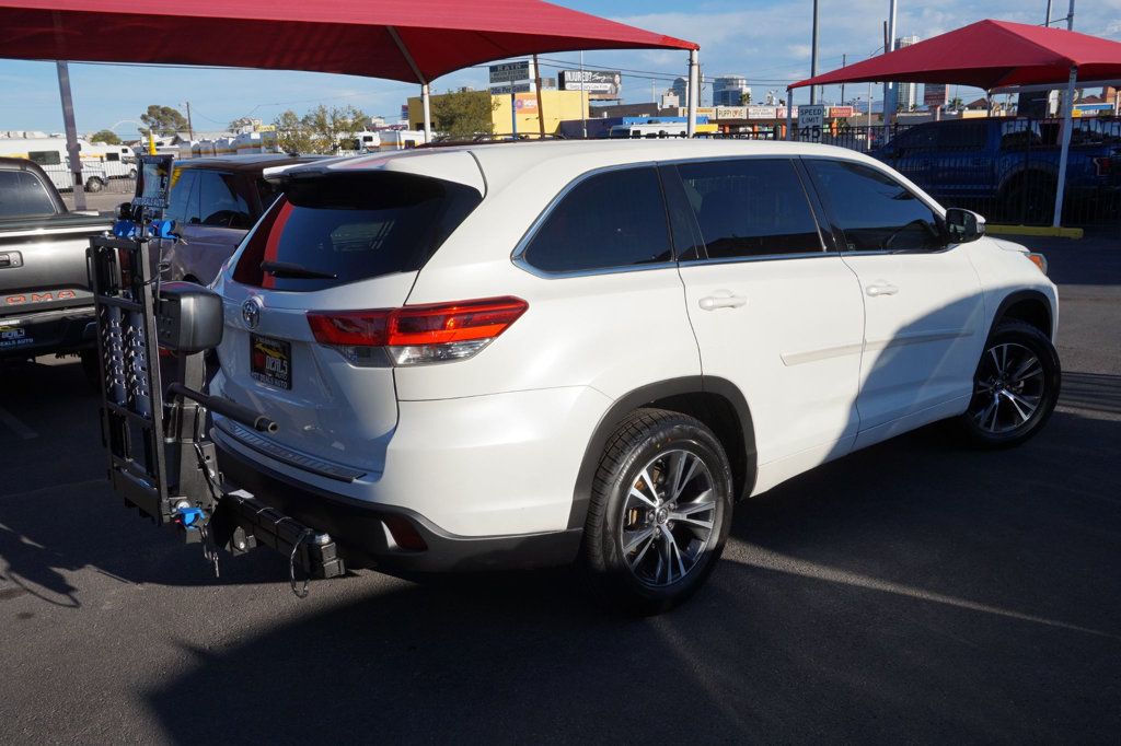 2017 Toyota Highlander LE Plus photo 4