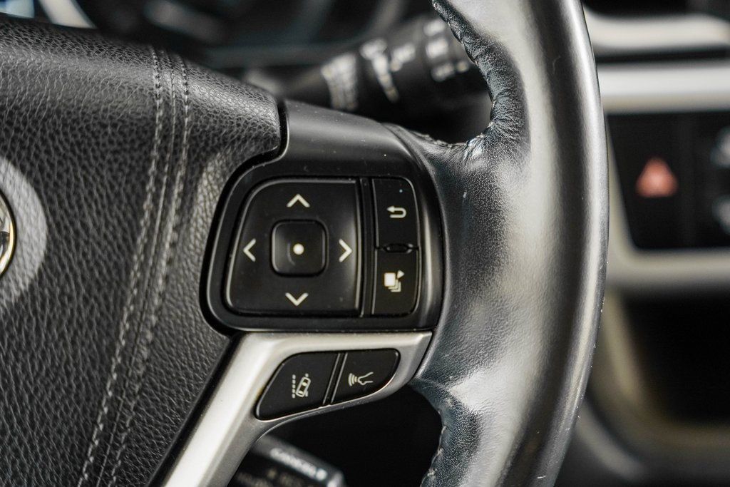 2017 Toyota Highlander XLE V6 AWD - 22417175 - 26
