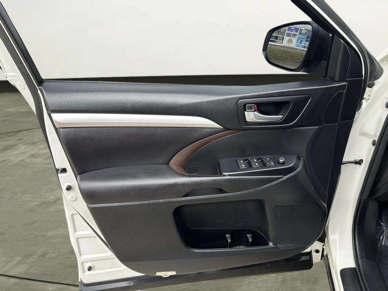 2017 Toyota Highlander XLE V6 AWD - 22963914 - 9