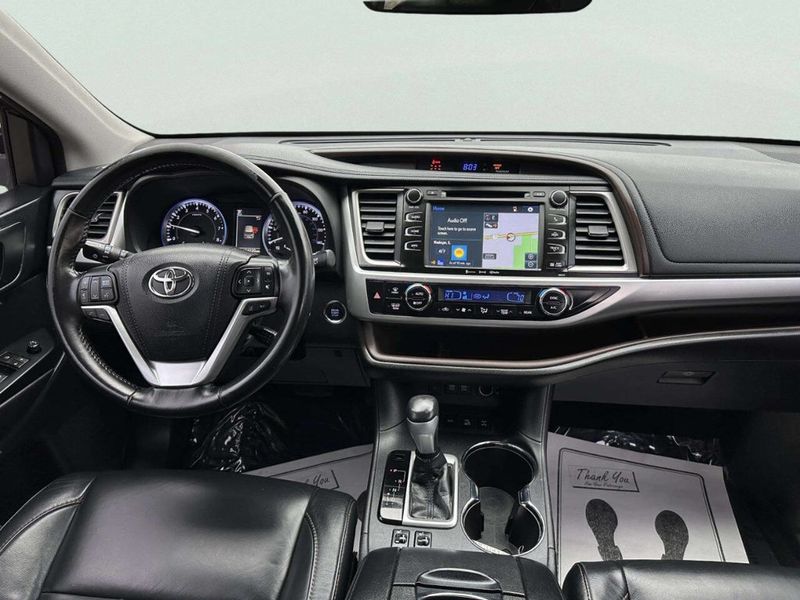 2017 Toyota Highlander XLE V6 AWD - 22963914 - 19