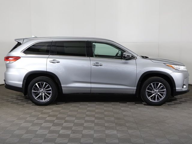 2017 Toyota Highlander XLE V6 AWD - 22944829 - 19