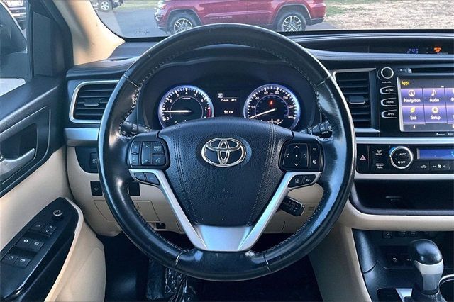 2017 Toyota Highlander XLE V6 AWD - 22962264 - 16