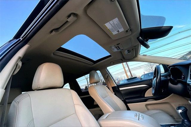 2017 Toyota Highlander XLE V6 AWD - 22962264 - 25