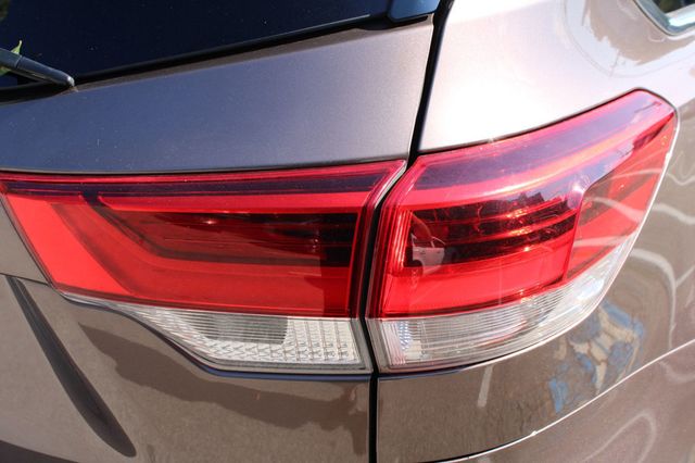 2017 Toyota Highlander XLE V6 FWD - 23068942 - 10
