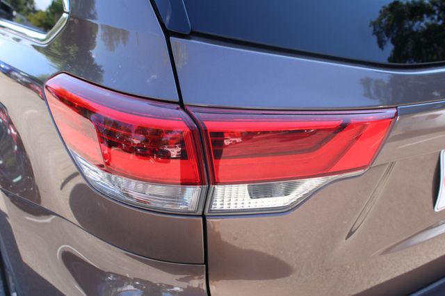2017 Toyota Highlander XLE V6 FWD - 23068942 - 11