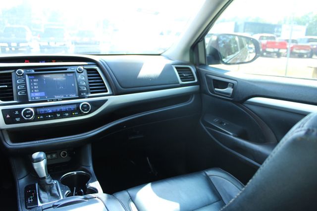 2017 Toyota Highlander XLE V6 FWD - 23068942 - 16