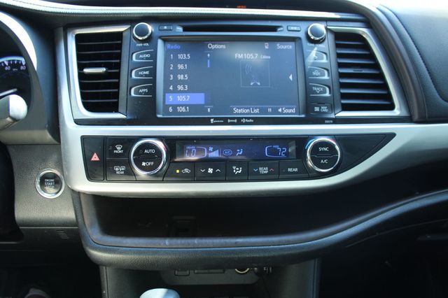 2017 Toyota Highlander XLE V6 FWD - 23068942 - 19