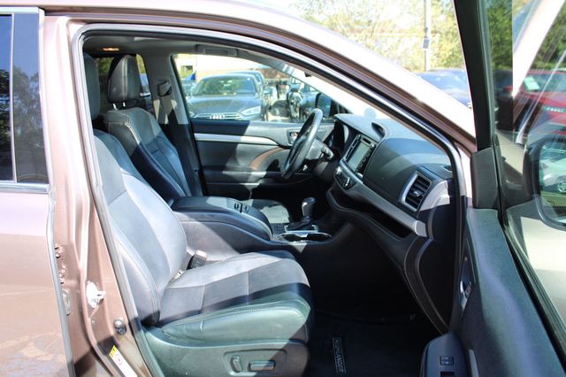 2017 Toyota Highlander XLE V6 FWD - 23068942 - 33