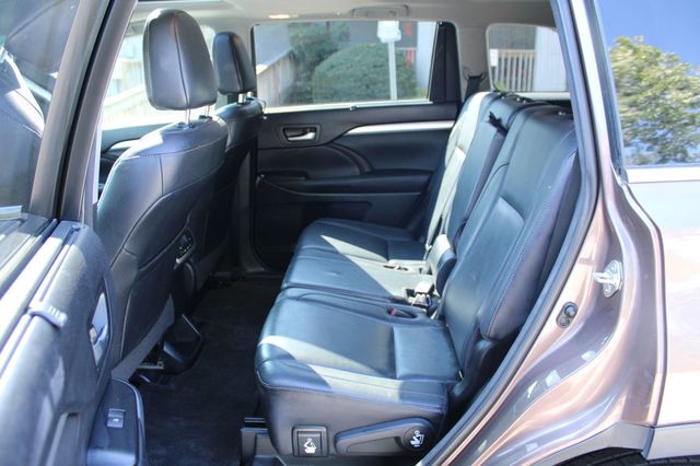 2017 Toyota Highlander XLE V6 FWD - 23068942 - 35