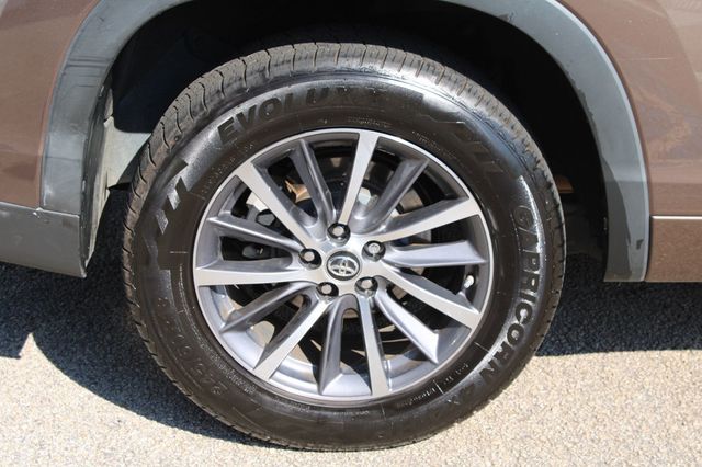 2017 Toyota Highlander XLE V6 FWD - 23068942 - 40
