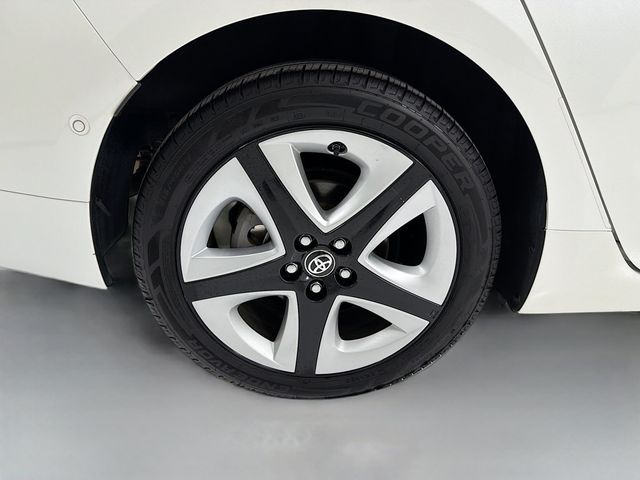 2017 Toyota Prius Three Touring - 22957656 - 32