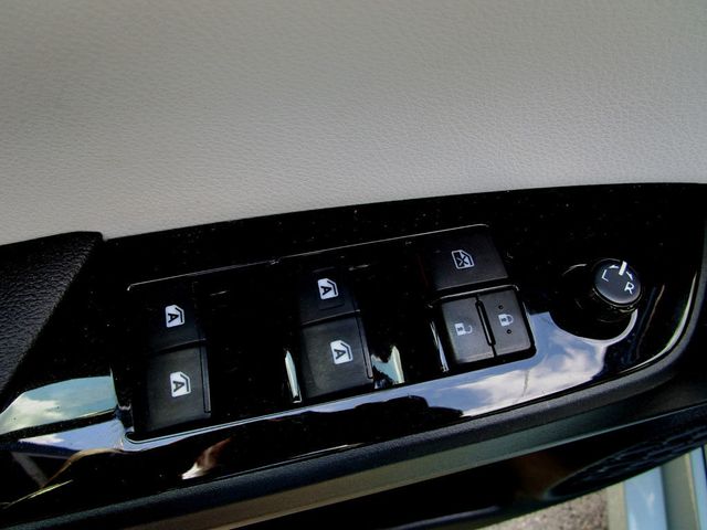 2017 Toyota Prius Two - 23062322 - 24