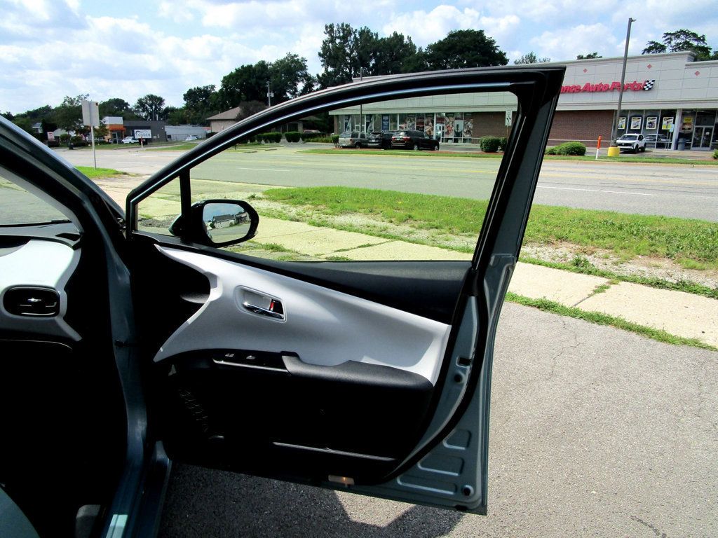 2017 Toyota Prius Two - 23062322 - 26