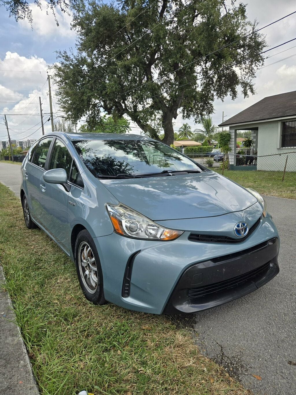 2017 Toyota Prius v  - 23070172 - 0
