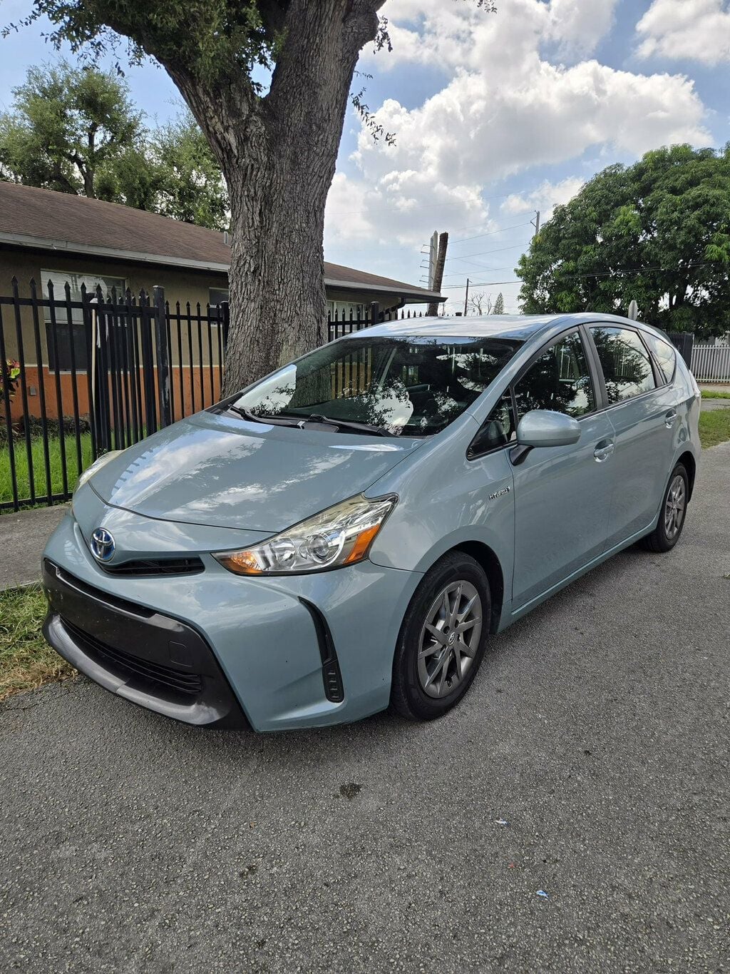 2017 Toyota Prius v  - 23070172 - 2