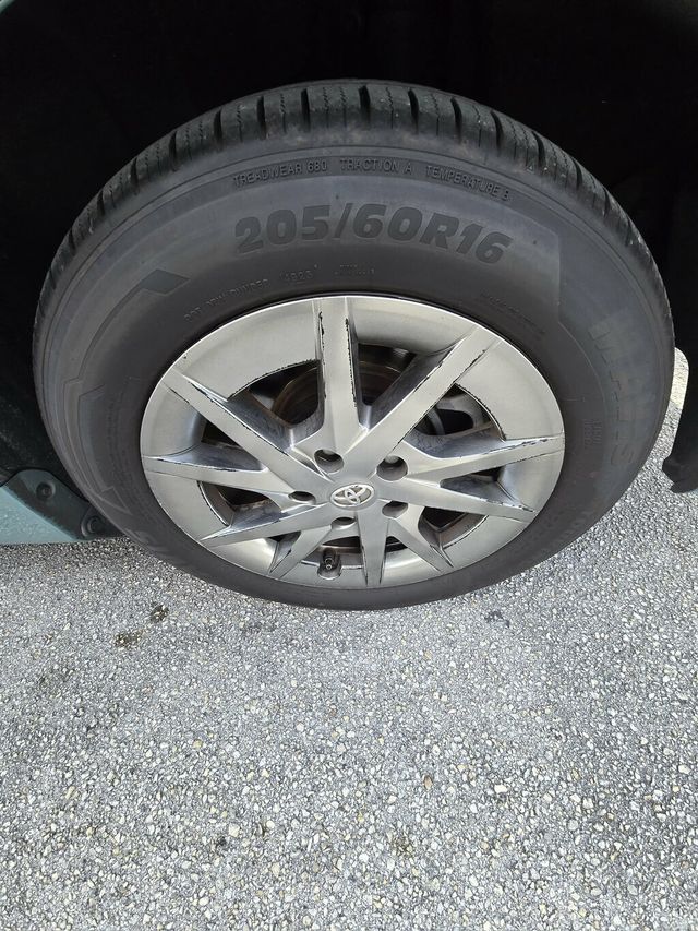 2017 Toyota Prius v  - 23070172 - 4