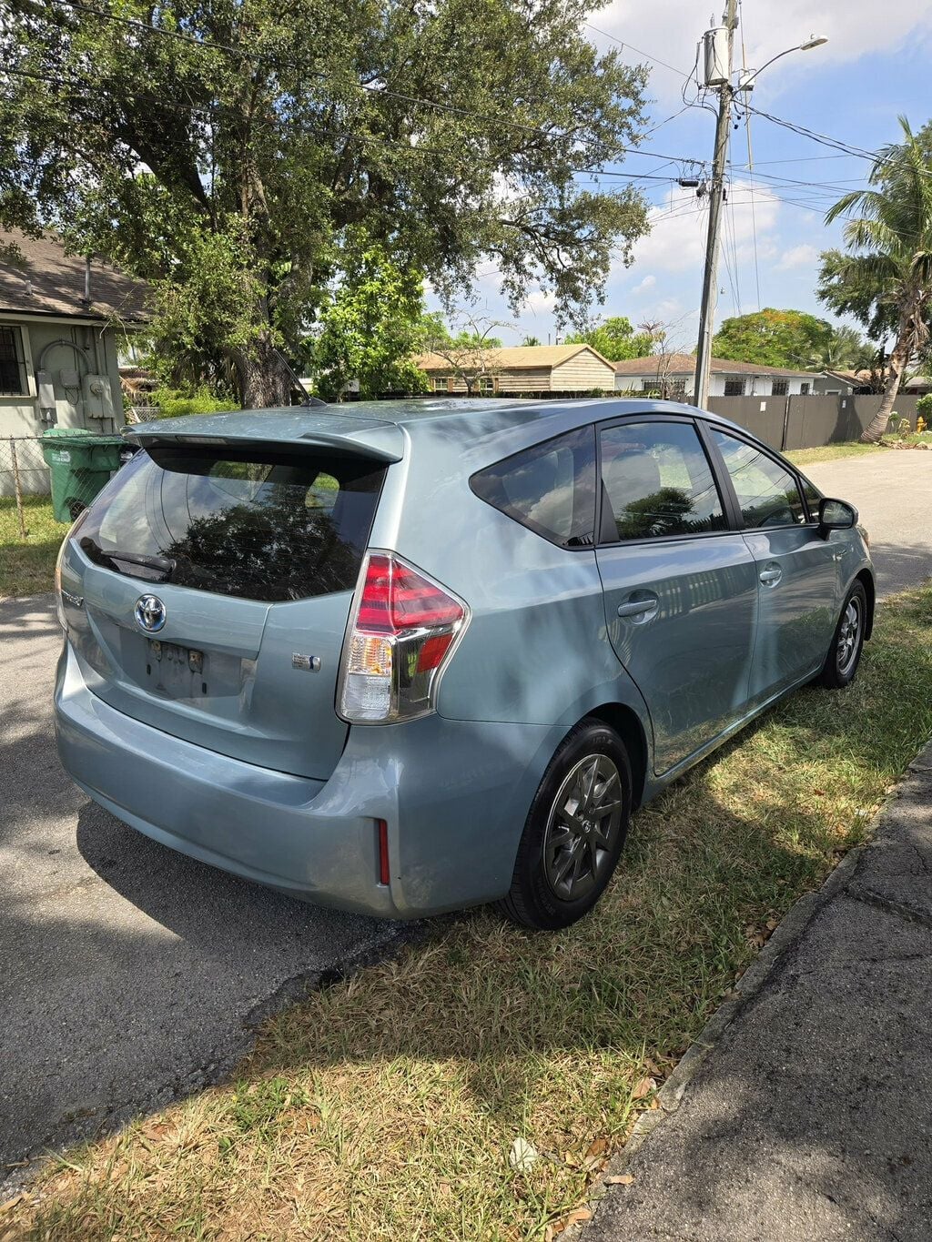 2017 Toyota Prius v  - 23070172 - 6