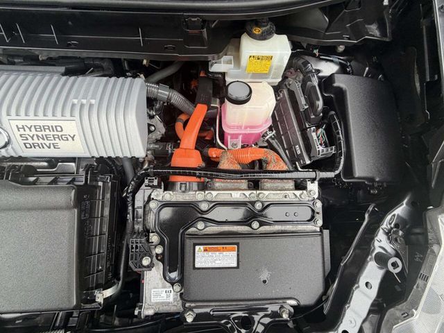 2017 Toyota Prius v Five - 22967027 - 29